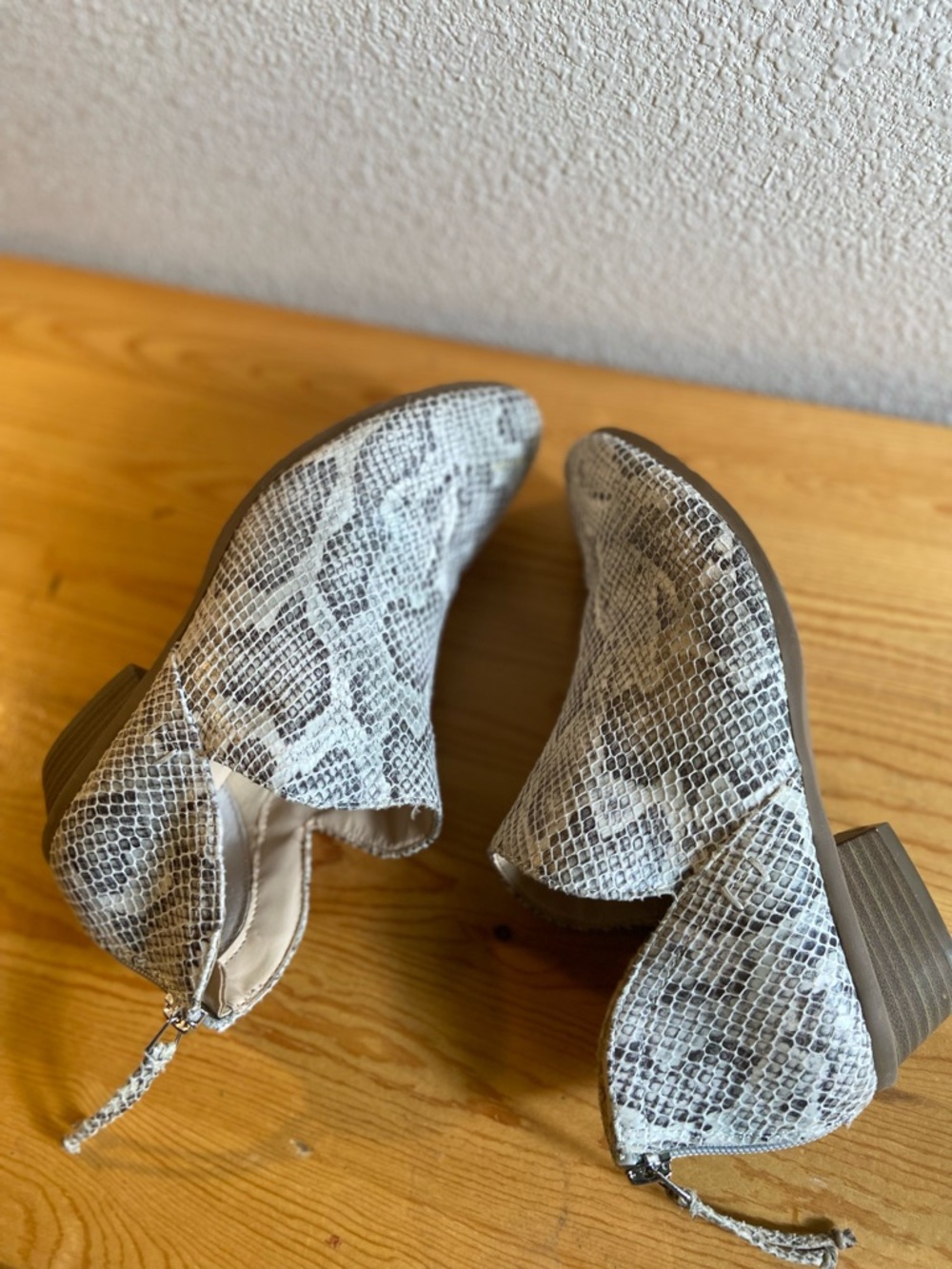Reaction Kenneth Cole~Textured~Snakeskin~Faux Leather~Block Heel~Bootie~Size 6 - Picture 8 of 15